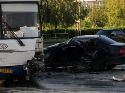 «Дэу Нексиа» разворотило после столкновения с автобусом в Волгодонске 