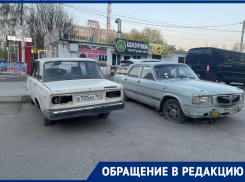 Заброшенные автомобили занимают парковку на площади Молодова