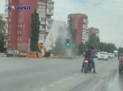 Огромный коммунальный фонтан забил на улице Степной в Волгодонске 