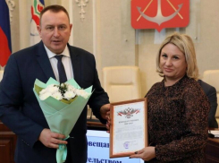 «На таких, как ваш муж, держится Россия!»: супруге действующего бойца СВО вручили благодарственное письмо 