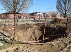 На В-8 на месте канализационного коллектора образовалась 8-метровая яма