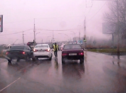 В Волгодонске на проспекте Строителей две иномарки устроили пробку