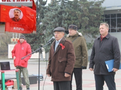 В Волгодонске под дождем пенсионерам прочли лекцию о революционных буржуа-инноваторах