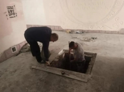 Колодец в глубокое подземелье вскрыли в подземном переходе возле ж/д вокзала в Волгодонске