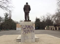 В Волгодонске неизвестные написали на памятнике Ленину «Слава Украине»