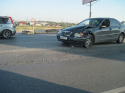 В Волгодонске на путепроводе произошло ДТП с участием автомобилей «Hyundai» и «Mercedes»