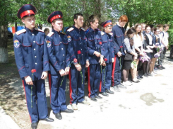 Юные казаки Волгодонска возложили цветы к братской могиле 