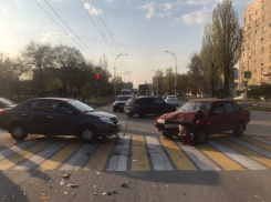 Два автомобилиста не разъехались на перекрестке возле сквера «Дружба»