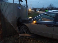 «Зеркальное» ДТП на перекрёстке в Старосолёном с влетевшим автомобилем в забор произошло в Волгодонске 