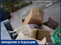 «Придется убирать самим»: свалка опасных отходов образовалась под стенами МКД на улице Ленина