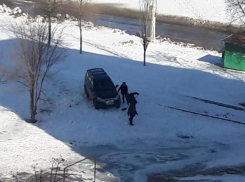 Любительница погонять по газонам на внедорожнике попала в объектив камеры негодующего волгодонца