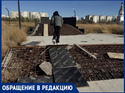  Опасные игры: в парке «Молодежный» дети лихачат на самокатах по торчащей арматуре