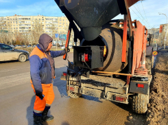 На основных магистралях Волгодонска устраняют сверхнормативную ямочность