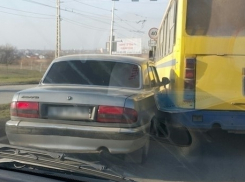 В Волгодонске из-за пробки на мосту столкнулись «Волга» и пассажирский автобус