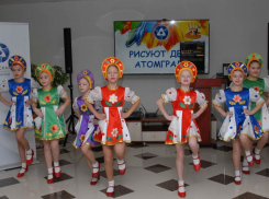 Дети рисовали Курчатова, волонтеров и Ушакова на художественном конкурсе в Волгодонске