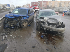 Водитель «Шкоды» выскочил на «встречку» и спровоцировал серьезное ДТП на путепроводе