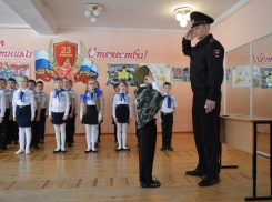 Волгодонские полицейские проверили школьников «на выправку» и устроили патриотическую экскурсию 