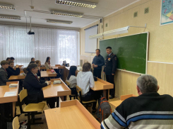 «Патриотическое воспитание должно начинаться с юных лет»: тематическую лекцию для школьников провели полицейские 
