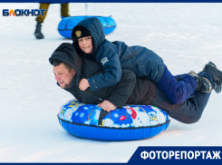 Развлечение на все времена: волгодонцы массово отправились покорять горку в парке Победы