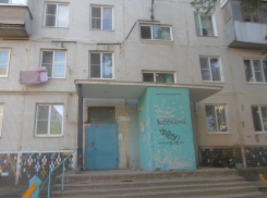 В одном из домов Волгодонска проживает «замечательный» сосед, которого боится весь подъезд