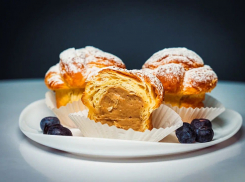 Вкус детства: где отведать пирожные и торты с заварным кремом в Волгодонске