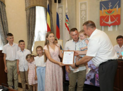 Многодетную семью волгодонцев поздравили с победой в региональном этапе Всероссийского конкурса «Семья года»