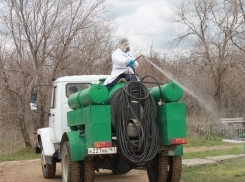 В Волгодонске на кладбище приехали люди в масках на автобочке