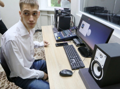 Выигравший миллион рублей на ТВ-шоу волгодонец открыл студию звукозаписи в своей школе