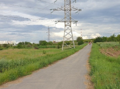 Дорожка у путепровода останется во власти ночной тьмы