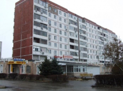 Мужчина возле бара «Бавария» в Волгодонске устроил пьяный дебош с избиением машин