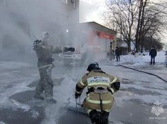  Под рев пожарных сирен и фонтан из брандспойта в Волгодонске проводили на пенсию начальника службы пожаротушения 