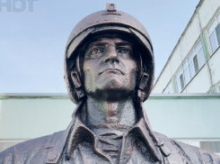 В Волгодонске установлен бюст Герою России Александру Антонову