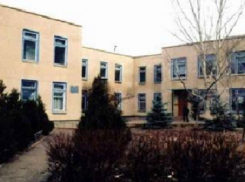 В школе подросток ударом ноги сломал нос семикласснику 