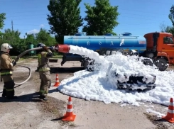 Зажатый «жигуль» с автоледи пожарные залили пеной: как проходили учения по отработке особо жестких случаев ДТП 