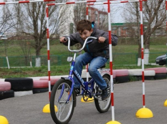 Юные волгодонцы продемонстрировали умение маневрировать на двухколесном транспорте