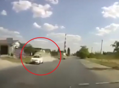 Легковушка чудом избежала опрокидывания на Радужной