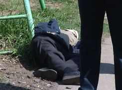 Мертвого мужчину нашли на остановке «Летний сад» в Волгодонске 