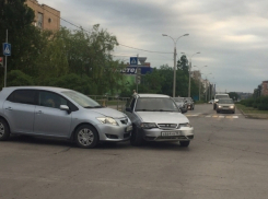 Toyota выломала колесо у Daewoo в ДТП у бывшего треста Волгодонска