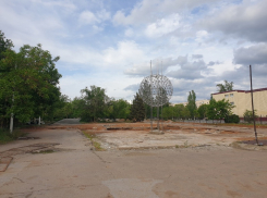 На бульваре у «Дружбы» обновили забор и повесили новые плакаты