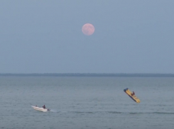 «В ожидании кровавой луны»: «Полет» экстремалов над Цимлянским водохранилищем попал на видео