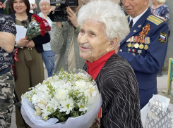 Каждому ветерану подарили праздничный концерт возле дома 9 мая в Волгодонске