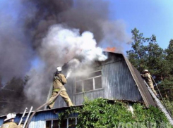 Волгодонские пожарные тушат дачи в районе птицефабрики Черникова