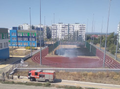 В элитном лицее «Юнона»  сгорел газон школьного стадиона