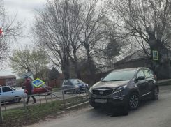  Водитель «Киа» протаранила ограждение и снесла дорожный знак на улице Горького