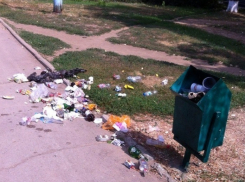 Волгодонцы жалуются на мусор, раскиданный на бульваре Великой Победы