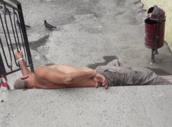 Полуголый волгодонец аккуратно разулся и лег спать на крыльце магазина 