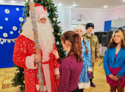 Росгвардейцы накануне Нового года принесли воспитанникам школы-интерната в Волгодонске подарки