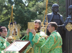 День семьи, любви и верности в Волгодонске начался с праздничного молебна