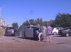 Волгодонец перевернул и разбил ВАЗ, после чего завел его и поехал дальше 