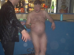 В сети появилась фотография голого пьяного мужчины, в котором люди узнали врача из Цимлянска